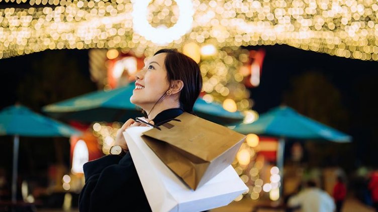 A woman holding shopping bag